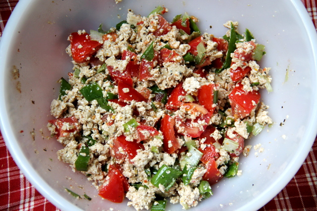 Tomaatti-tofusalaatti. 