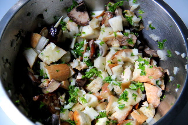 Sienisalaatti monista eri laaduista, myös vahakkaista. 