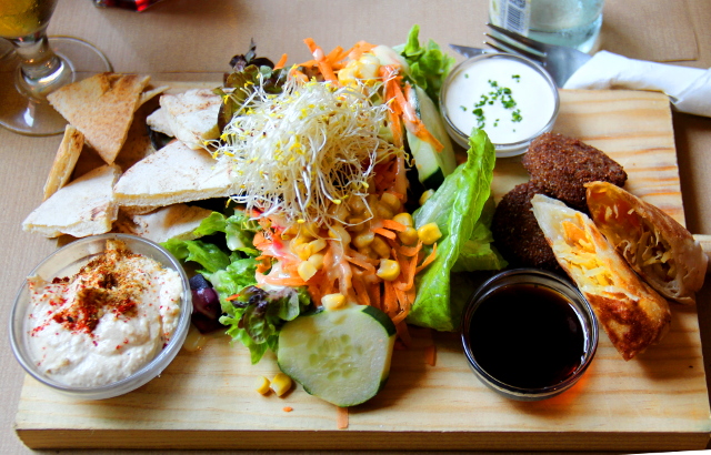 Vegetalia-ravintolan alkupalalajitelma. 