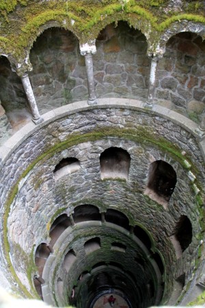 Quinta da Regaleiran sisäänpäinkääntynyt torni Initiation Well. 