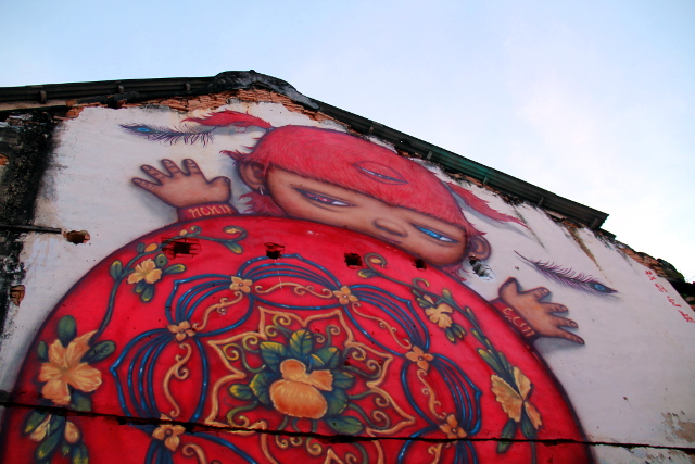 Alex Facen punainen kilpikonnapoika Phuket Townissa, maalattu vuonna 2016. 