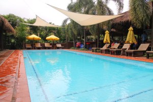 Naapurin Baanpong Lodgen uima-allas ja sen viereinen ravintola.