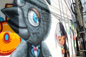 Bonin tipu ja Alex Facen pupupoika Chiang Maissa Free Bird Cafen seinässä. Nämä on tehty 2015. 