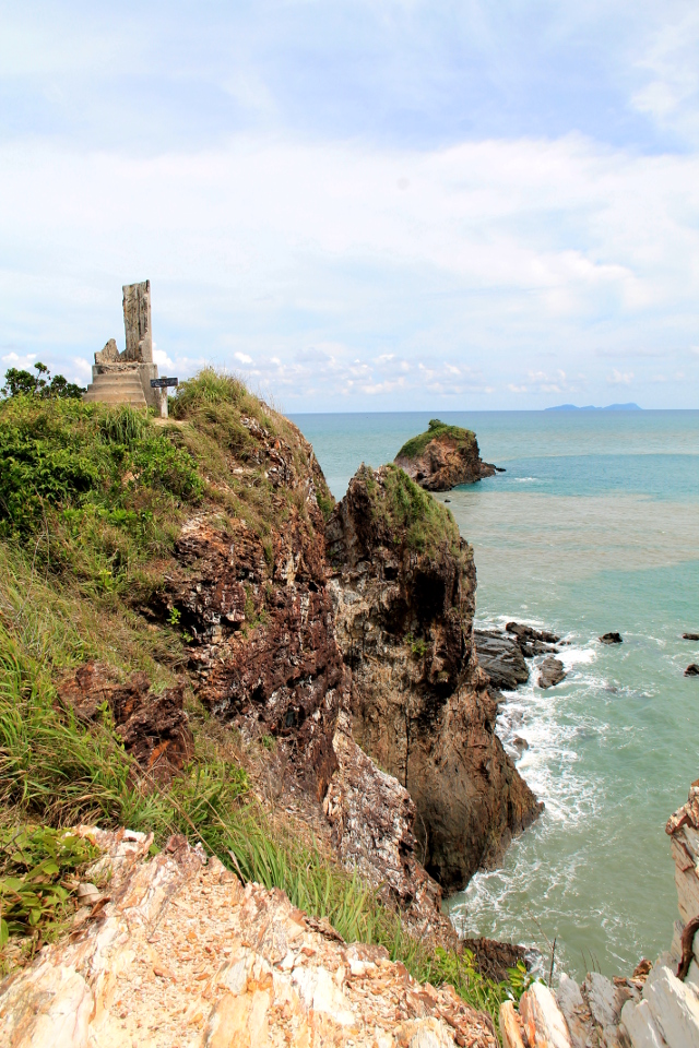 Vanhan majakan rauniot Koh Lantan eteläkärjessä. 