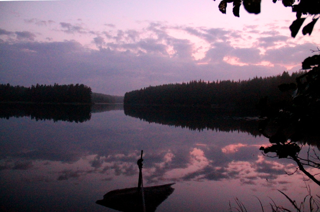 Saimaan maisemaa kesänyönä. 