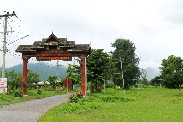 Tällainen on tämän kylän portti. Thaimaassa ei ole aina tällaisia, toisin kuin Vietnamissa tuntui olevan.