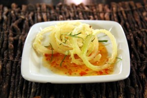 Joinakin päivinä Time for Limen maistelumenuun kuuluu sipulifritit, joita kaffirlimenlehdet maustavat. 