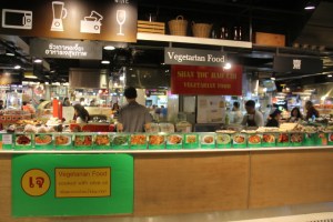 Halpa kasvisruokatiski Mayan kellarikerroksessa. Tämän etu on myöhään auki oleminen. 