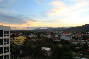 Uusi ihanteeni hotellihuoneen suhteen on isot lattiasta kattoon olevat ikkunat parvekkeen sijaan. Silloin voin nauttia yhtä aikaa näkymistä ja ilmastoinnista, vaikka vähän typerältähän se tuntuu. 