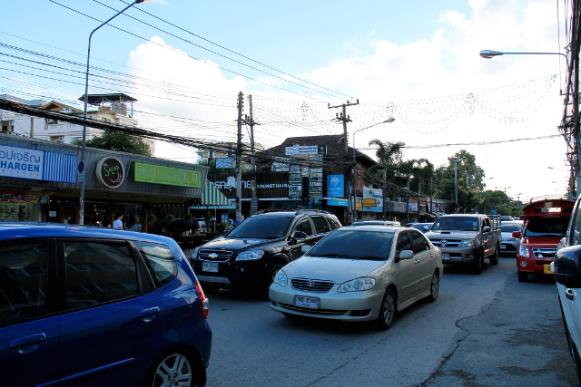 Nimman-katu. Vasemmalla näkyy Salad Concept. 