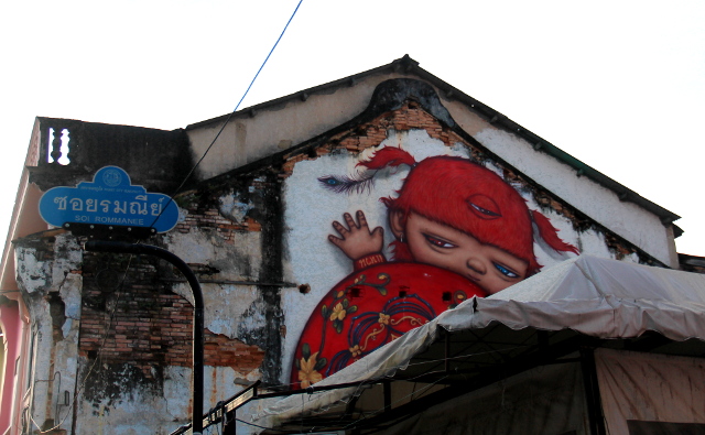 punainen-kilpikonnapoika-pilkistaa-phuketin-kadulla