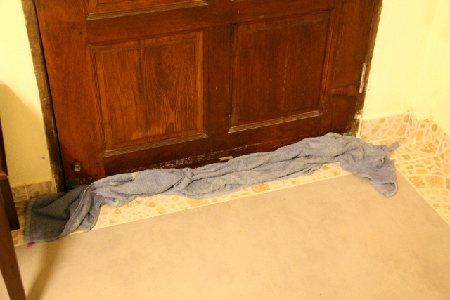 Vaikka asunto olisi muuten tiivis, voi ulko-oven alla joskus pilkottaa tyhjää. Silloin laitan siihen pyyhkeen estämään olentojen sisäänpääsyn. Onneksi meille tuli Koh Lantalla tuolta ali joskus vain sammakko. 