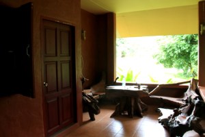 Mökkini terassi. Siellä on vähän punkki- ja kirppuongelma. Yhden illan vietin heitellen kiehuvaa vettä pinnoille tappaakseni nuo ötökät.