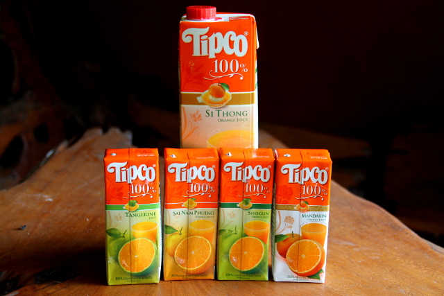 Olenpa touhunnut muun muassa Tipcon appelsiinimehujen makuvertailua. Niiltä kun löytyy paitsi tangeriini- että mandariinimehut, myös appelsiinimehuja ainakin neljästä eri lajikkeesta. Niistä testasin kolme: shogun-, si thong- ja sai nam phuen -laijkkeiden mehut. Valencia jäi testista pois. 