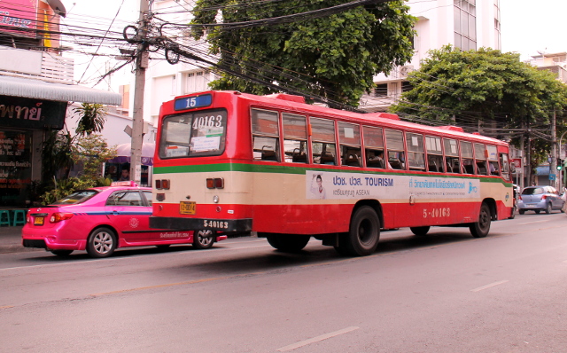 Paikallisbussi ja pinkki taksi. 