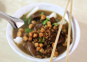 Nuudelikeitto maksaa tuolla 30 tai 40 bahtia. 