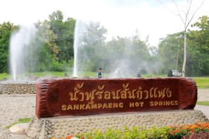 Thaimaalaisia tuntevat voivat tietää, että he tietenkin kuvauttavat itsensä jokaisen kohteen kyltin edessä.