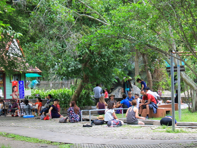 ihmisia-uittamassa-jalkojaan