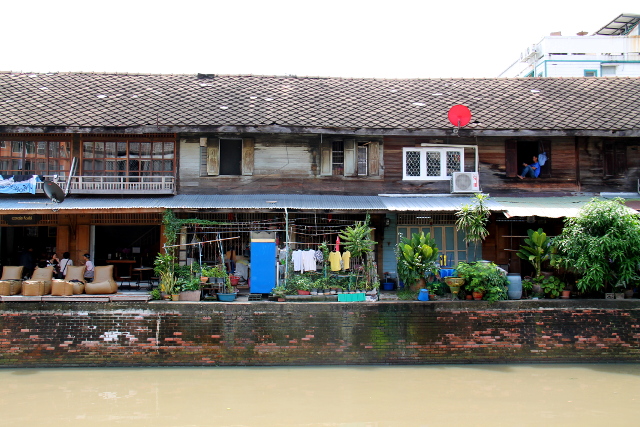 Lähellä Phra Sumen Roadin takana on kanava, jonka varrella on vanhoja puutaloja. 