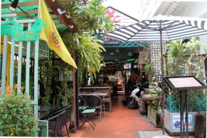 KC House sisäänkäynti ja ravintola 7-Elevenin vieressä. 