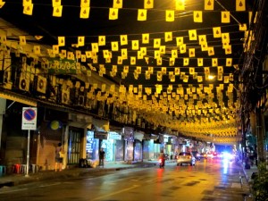 Keltainen oli kuninkaan väri, koska hän oli syntynyt maanantaina, joka on keltaisen värin päivä. Thaimaassa kaikilla viikonpäivillä on onnenvärinsä. 