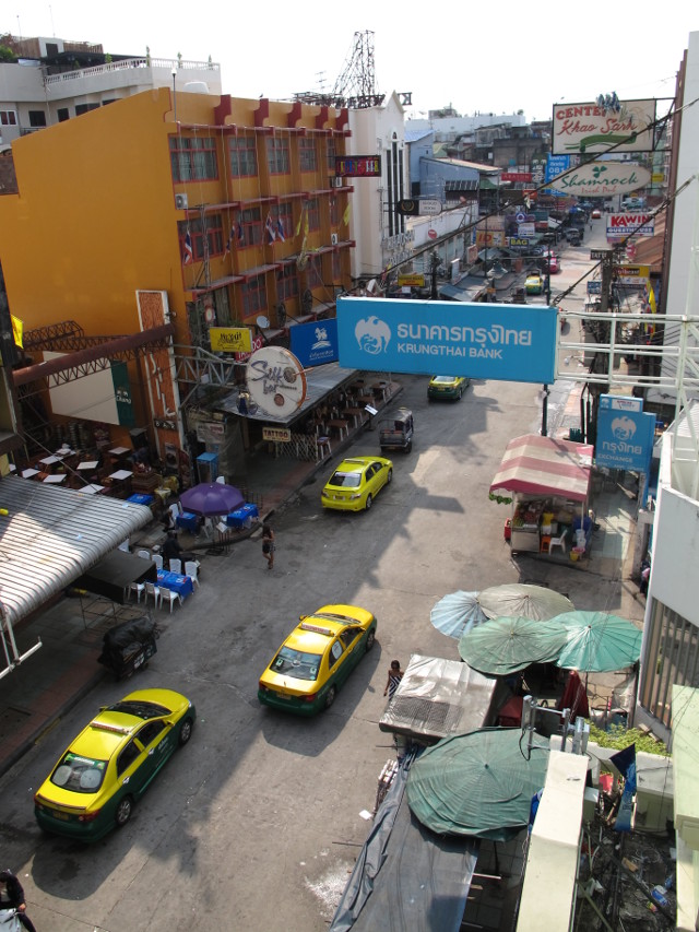 Khao San aamutuimaan. 