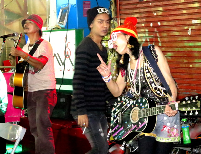 Khao Sanin katuesiintyjiä uutena vuotena 2014-2015. 