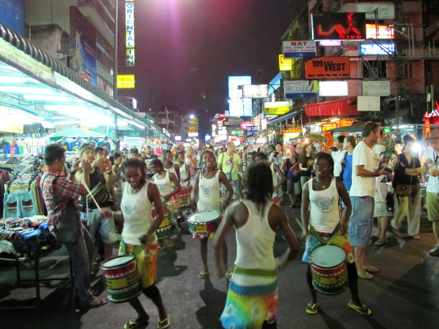Khao Sanin tunnelmaa maaliskuussa 2014. Nyt kun olimme siellä lokakuun alussa, oli siellä vähän rauhallisempaa kun ei ollut ihan sesonkiaika. 