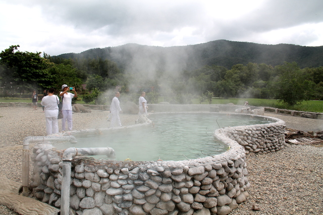 Kuuman lähteen vesi ohjattuna altaaseen.