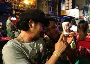 Pari Leon juojaa uutena vuotena Khao Sanilla. 