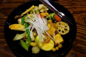 Mangon erikoinen pad thai isoilla freeseillä vihanneksilla, mutta riisinuudelit maistuivat kyllä ihan perinteiseltä. 