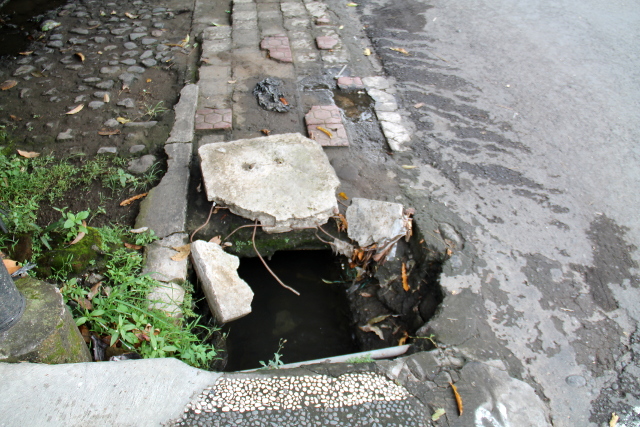 Ubudissa jalkakäytävän keskellä voi olla monttu. 