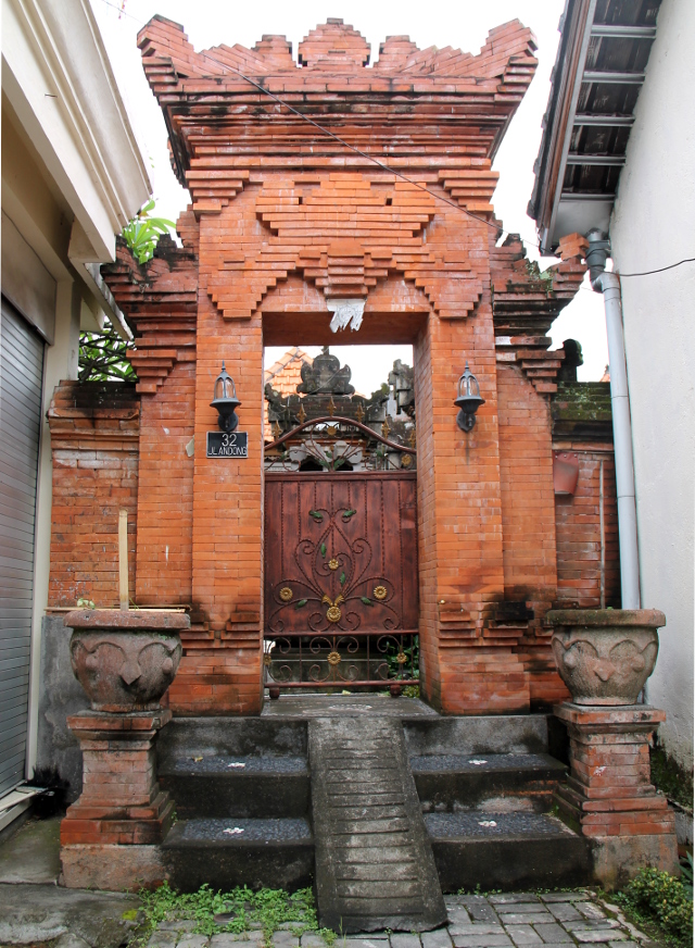 Tässä on portti jätetty ihan vain punatiiliseksi. Ei ole niin hieno. Huomaa portaissa on ramppi mopoille ja kärryille. 