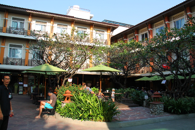 Rambuttri Village Hotelin piha. 