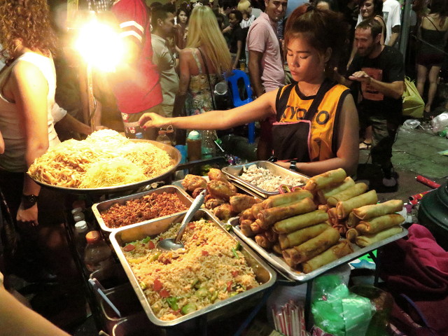 Khao Sanilta saa nopeaa mättöruokaa. Itse tosin tykkään istua ravintoloissa, mutta voisi kai näitä ruokia viedä huoneeseensa ja syödä vaikka partsilla, jos majapaikassa sattuisi semmoinen olemaan. 