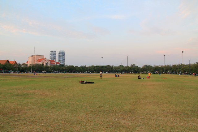 Sanam Luang -puistoon kävelee kymmenessä minuutissa. 