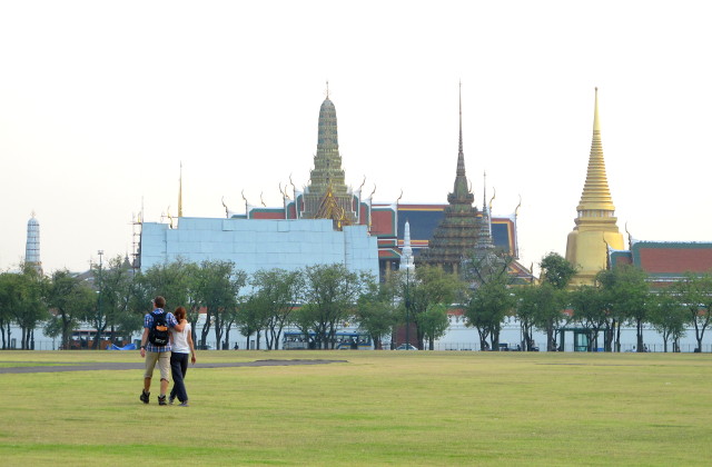 Smaragdibuddhan temppeli Sanam Luang -puiston takana. 