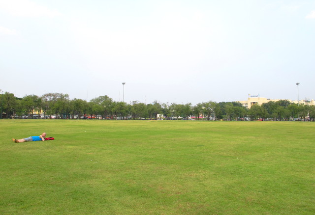 Sanam Luang -puisto tyhjänä. Tällä hetkellä se on tupaten täysi. 