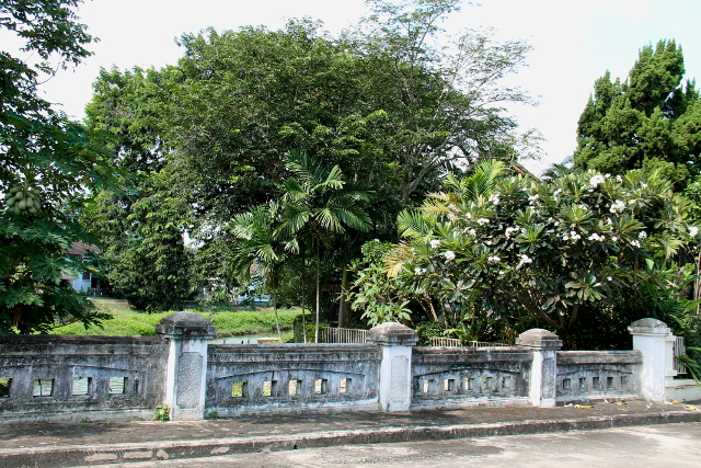 Moon baanissa on lampia ja puroja. Aikamoinen maanmuokkaus on ollut siellä aluetta perustaessa.