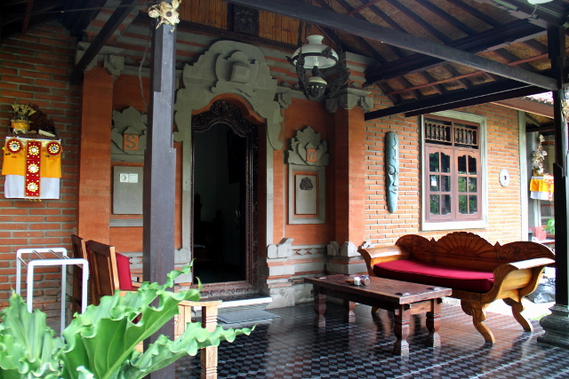 Meidän huoneen terassi. Ubudin majapaikoissa tuodaan aamiainen terassille, kun asukkaat tulevat aamulla ulos. Me emme kylläkään ottaneet sitä kertaakaan nyt kun halusimme syödä parempaa ruokaa muualla eikä jotain paahtoleipää. 