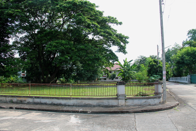 Tyhjä tontti. Ne ihmetyttävät.