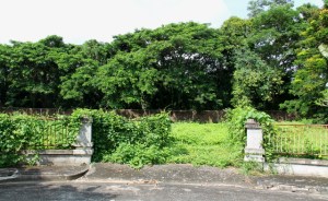 Tyhjä tontti moo baanissa