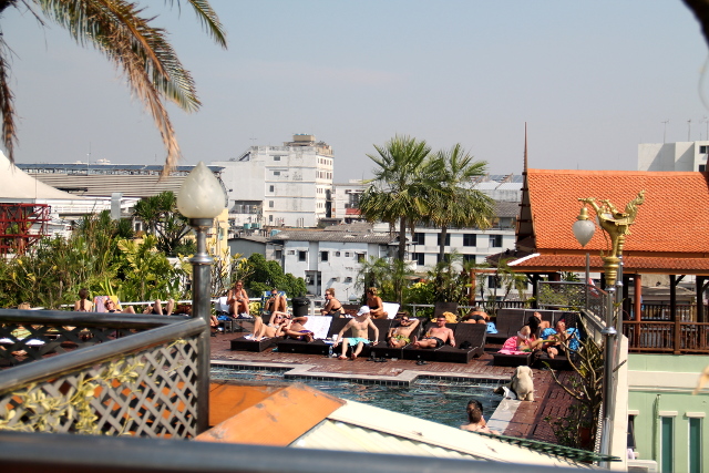 Hotellin uima-allas Khao Sanin alueella. 