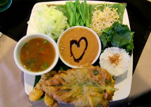 Edullisesta päästä olevan Veggie-table -kasvisravintolatn gado-gado -annos. 