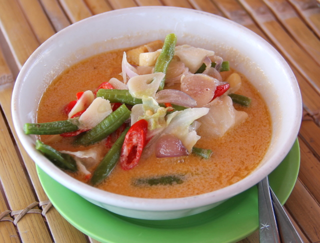 Cha cha on yksi rantaravintoloista itärannalla, ihan sataman vieressä. Tässä heidän olah-olah eli indonesialainen kasviscurry. 