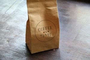 Oceans 5:n yhteydessä olevasta Coffee and Thymestä sai vegaanisia kuivakakkuja. Se on yksi saaren tyylikkäistä ja kalliista kahviloista. 