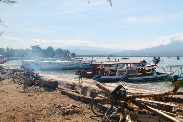 Varsinaisesta satamasta itään päin on haiseva satama. Jostain syystä tuolla rannan pätkällä haisi ja oli rötäistä. 