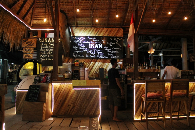 Ikan-ravintola sijaitsee rannalla. 