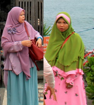 Monet indonesialaisnaiset käyttävät hijabia. 