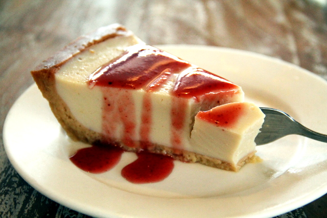 Zulan vegaanijuustokakku ei ollut mitään maailman parasta, mutta suht ok. Turhan hyytelömäistä oli. 